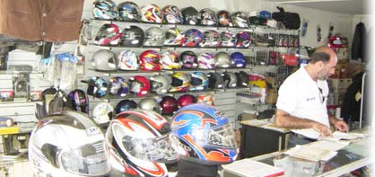 Boutique da Motocar com prateleiras de capacetes