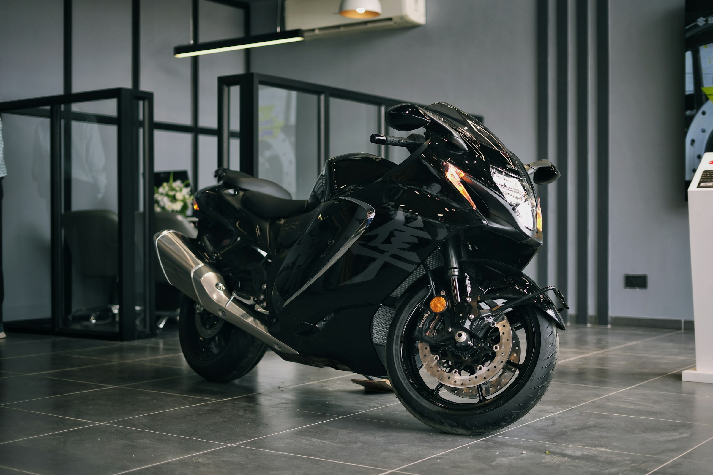Suzuki Hayabusa preta exposta em showroom