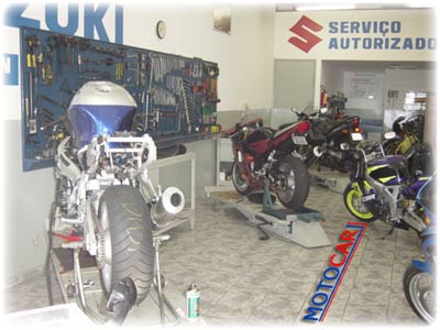 Oficina da Motocar com motos em manutenção